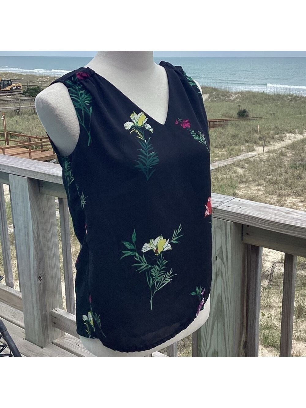 Floral V-Neck Tank by Vince Camuto - Picture 2 of 10
